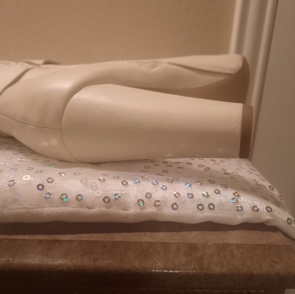 White Thigh High Boots with silver tips around toe and buckle around ankles. - Picture 4 of 5